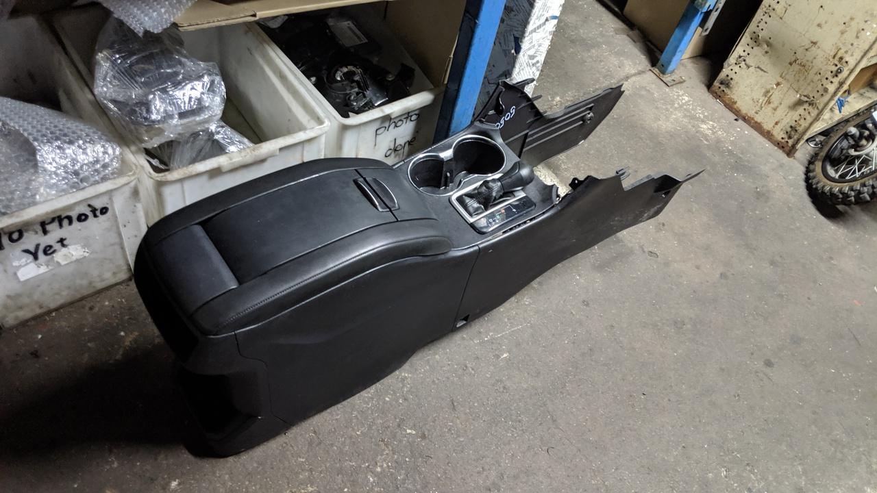 2014 Toyota Kluger Console View Auto part Console Toyota Kluger 2014