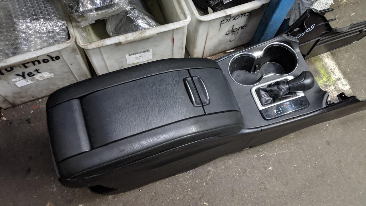 2014 Toyota Kluger Console View Auto part Console Toyota Kluger 2014