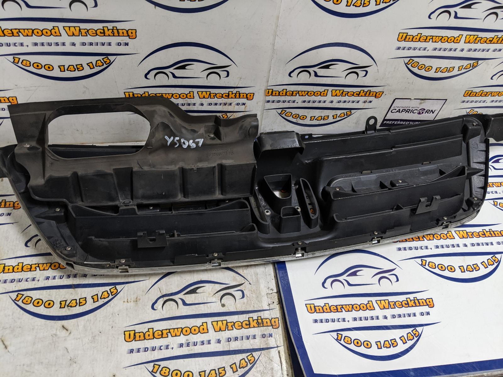 View Auto part Grille Honda Crv 2004