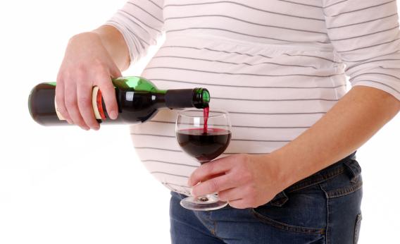 pregnant-woman-with-wine