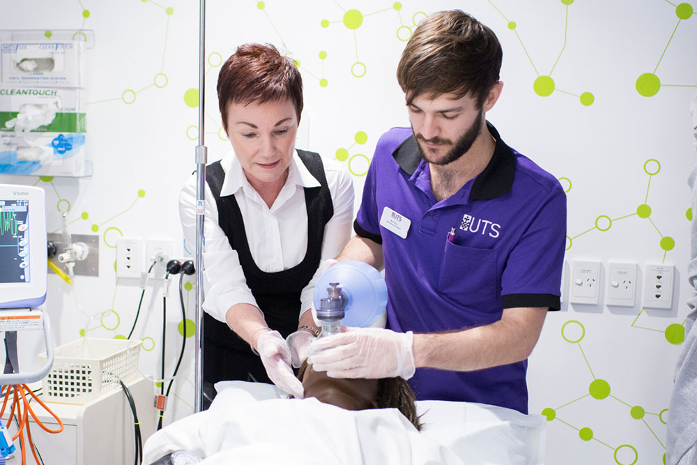Student learning from an academic in clinical lab