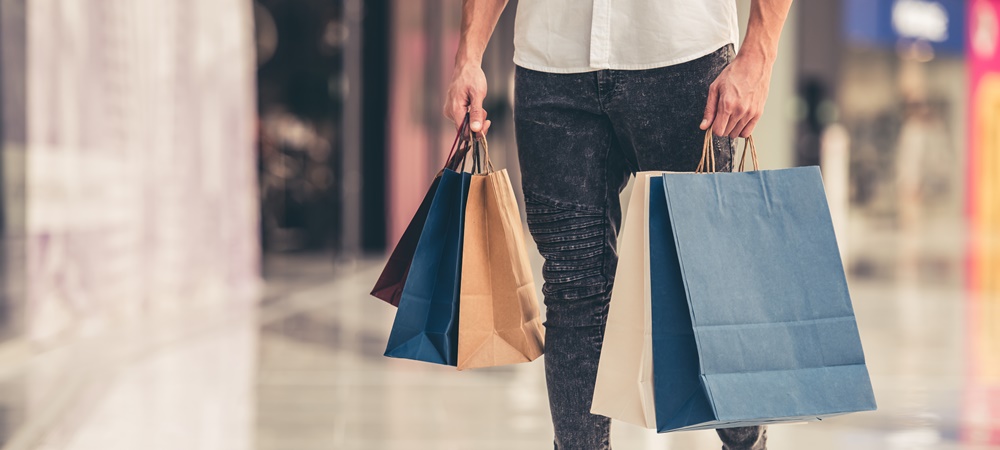 Zebra Retail Shopper Study: man holding shopping bags