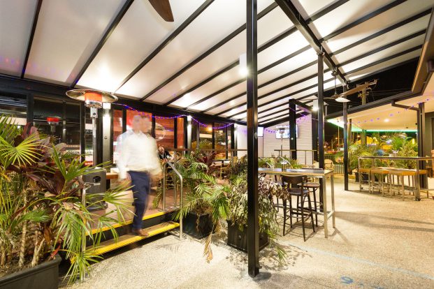 Meadowbrook Hotel, Logan, deck area