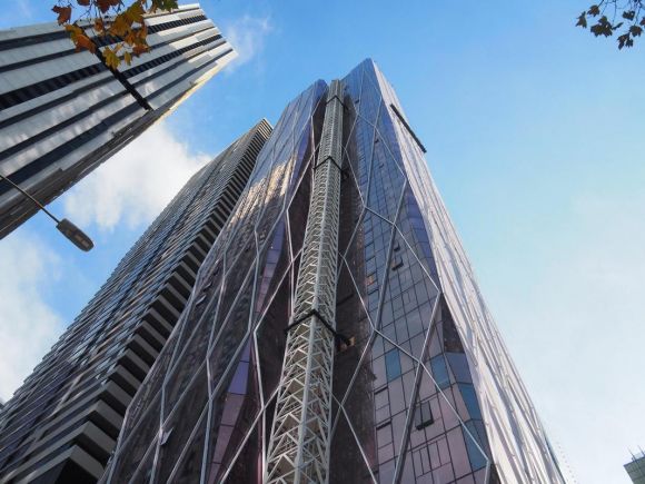 Avant losing its crane - image: Urban.com.au user redden A snapshot of Melbourne's construction - July 2018