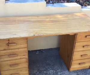 Good condition solid desk with drawers