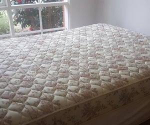 Queen size mattress - in good condition