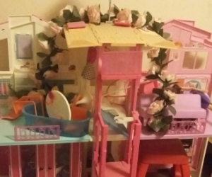 URGENT FREE PICKUP Barbie DollHouse