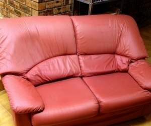 Chintz sofa ... the height of fashion. Or maybe the depths, depending on your p.o.v.