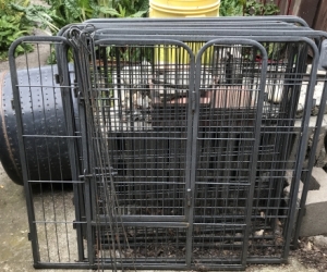 Small animal pen with gate