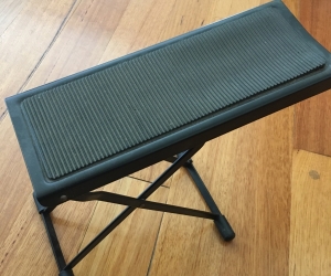 Guitar foot rest