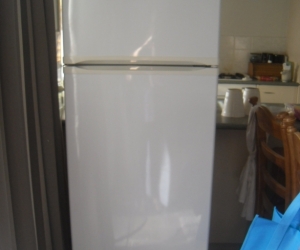 Whirlpool 269 L - GREAT FOR YOUR CHRISTMAS DRINKS!