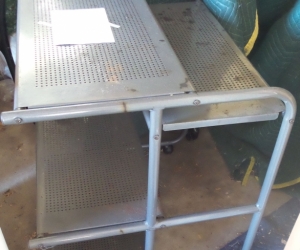 Metal computer table with wheels