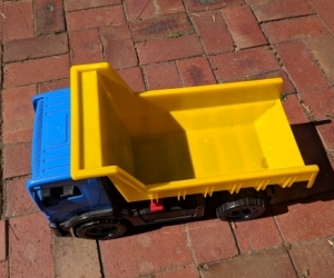 Toy dump truck