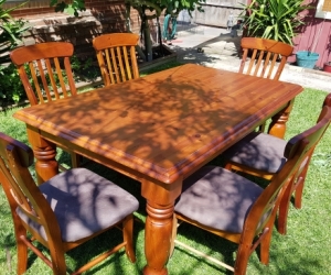 TIMBER COLONIAL STYLE DINING TABLE AND SIX CHAIRS
