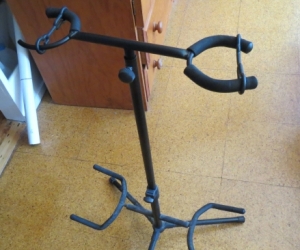 Dual Guitar/bass stand (music)