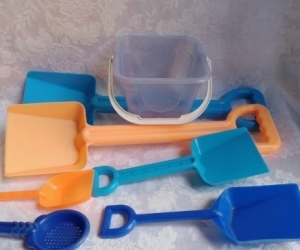 5 Inflatable Beach Rings + Beach Ball + Kids Sand shovels