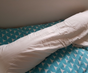 Full-length maternity body pillow and pillow case