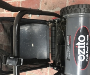 Ozito 300MM PUSH REEL MOWER with grass catcher