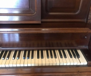 Upright piano