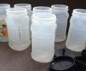 Small plastic containers (8X) 15cm high for small storage.