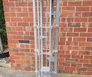 CD Holder - silver Pyramid Tower - holds 276 CDs!!!