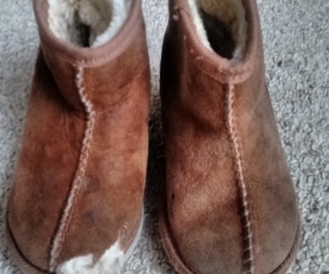 Ugh boot slippers size 7-8 (age3ish?)