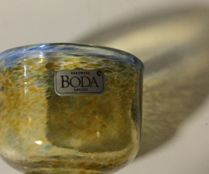 Miniature glass decorative bowl