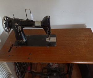 Singer Sewing Machine. Hybrid Electric + Pedal