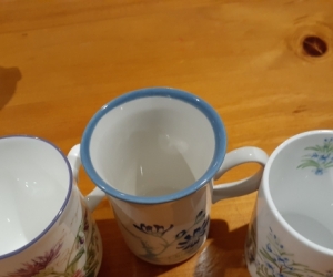Flowery coffee or tea mugs