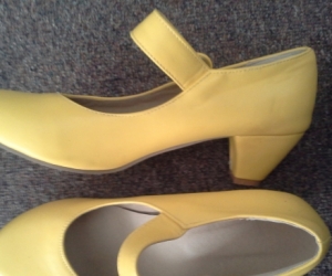 yellow shoes