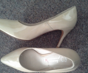 beige shoes