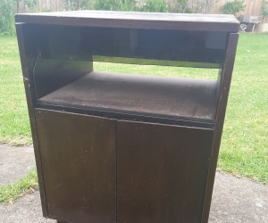 Side cabnet with flip top