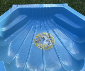 Clam shell pool