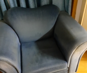 LOUNGE CHAIR