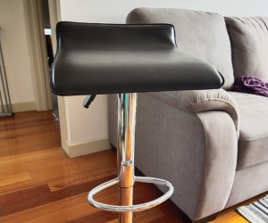Stool - height-adjustable