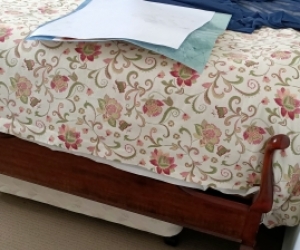 Double bed Queen Anne Style