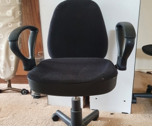 Desk chair with arms