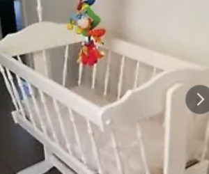BABY CRIB COT THAT SWINGS