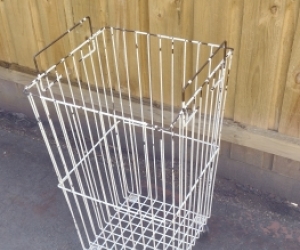 Wire laundry basket on casters