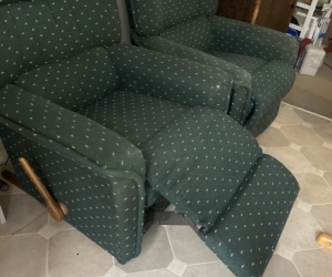 2 matching lounge chairs