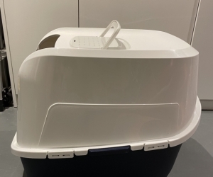 Covered cat litter tray