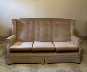 Retro pink velvet couch in Carnegie 3163