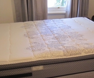 Queen matress & base