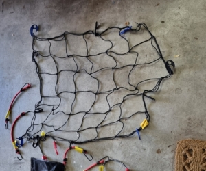 Cargo net with hooks